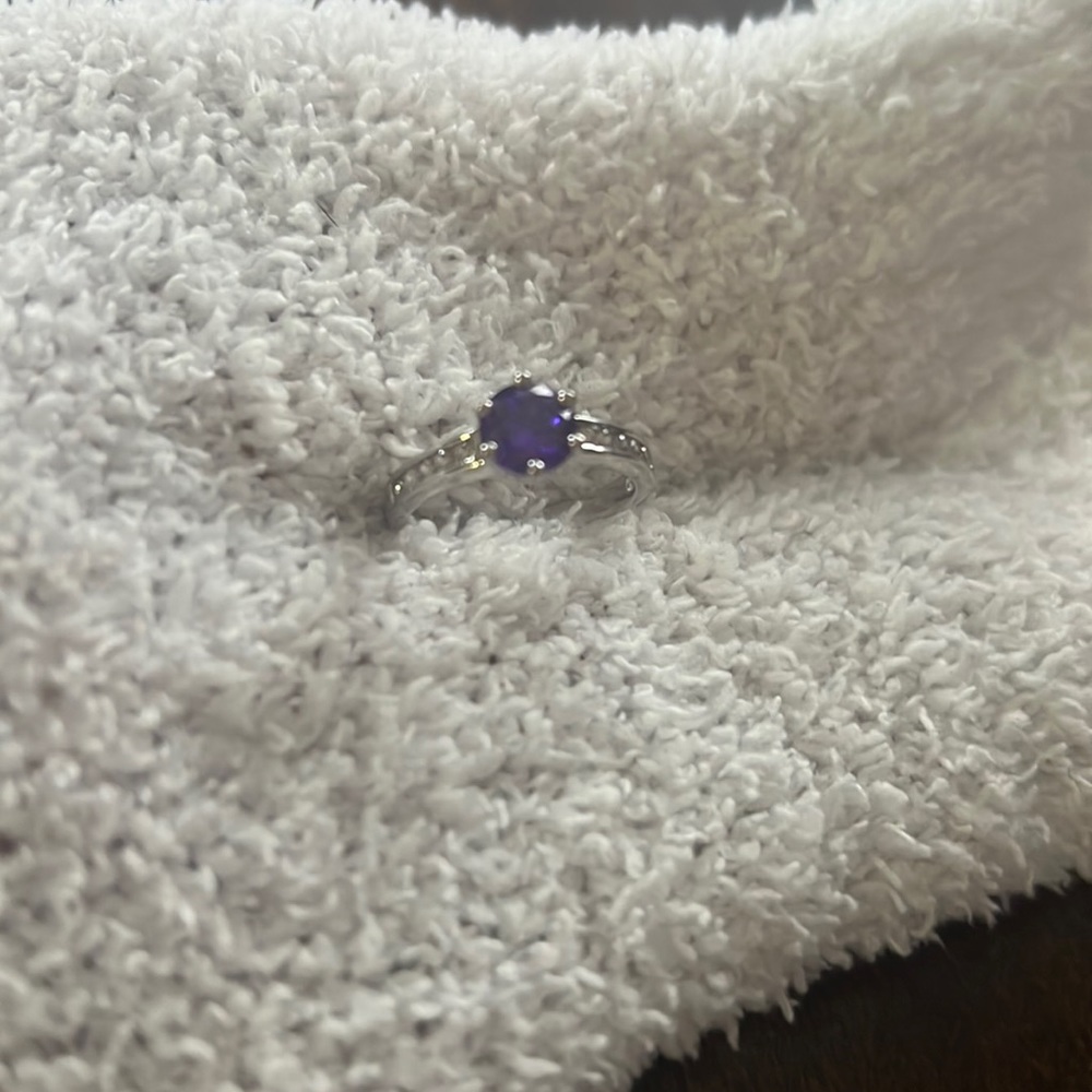 Size 7 ring.